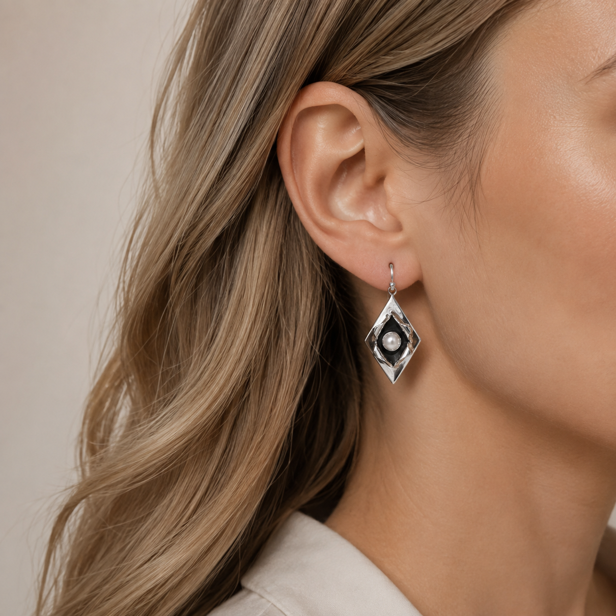 Nova – Vintage-Ohrringe mit Perlen und stilvollem Silber