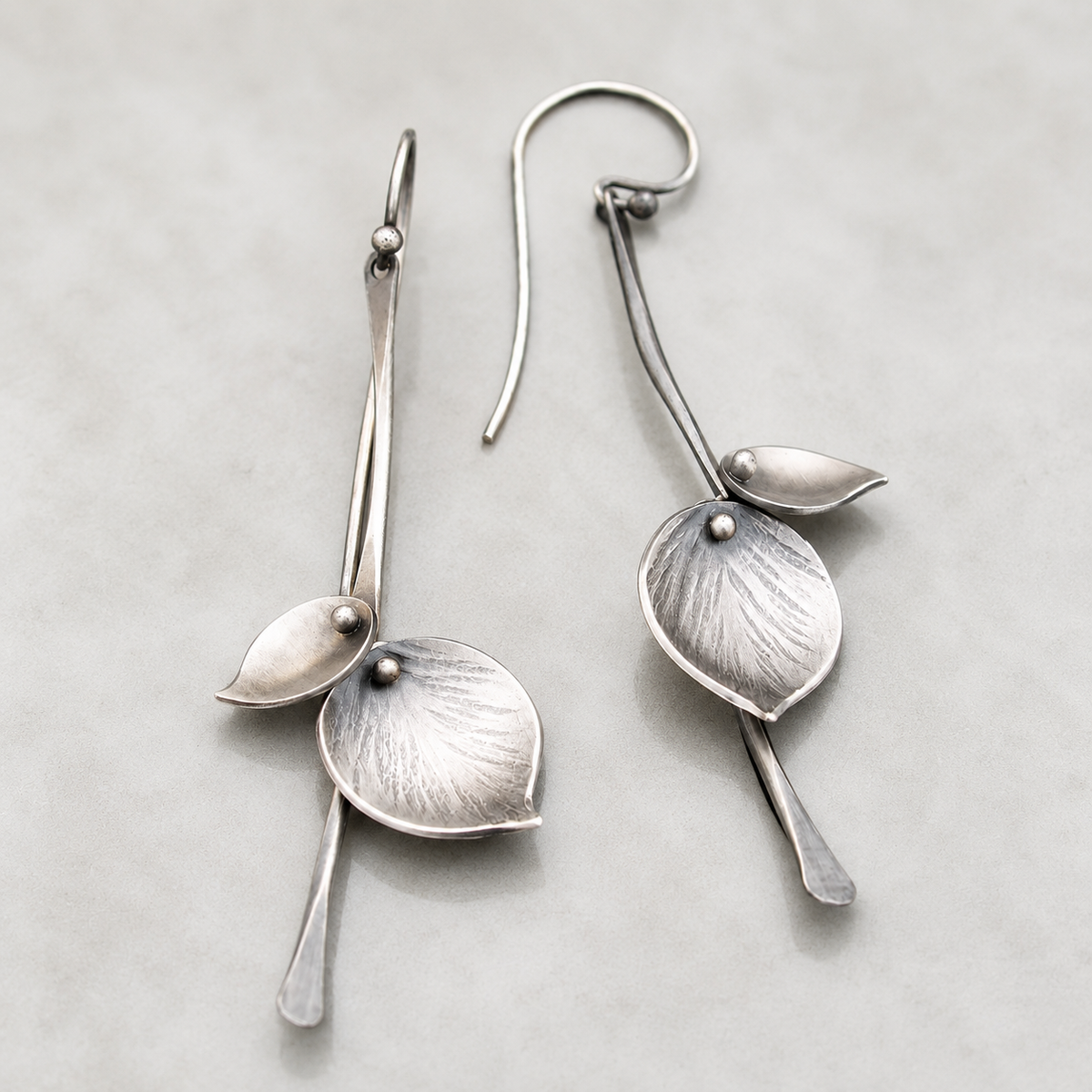 Alira – Vintage-Blattohrringe in Silber