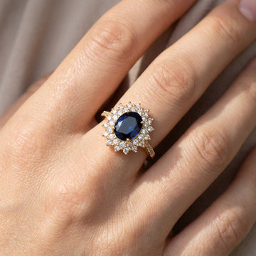Delphine – Stilvoller goldener Ring mit blauer Stein