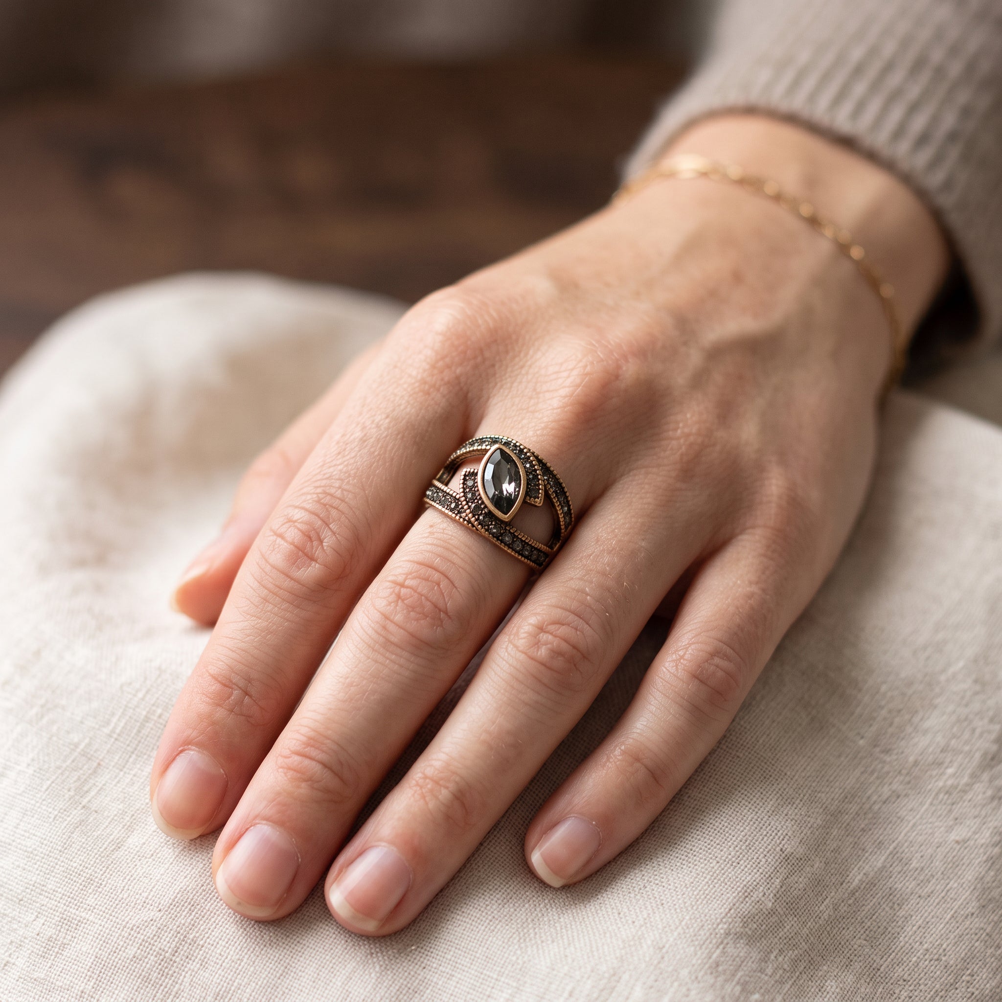 Amena – Stilvoller Ring aus dunklem Kristall