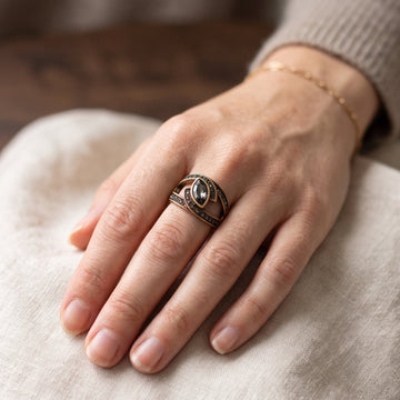 Amena – Stilvoller Ring aus dunklem Kristall