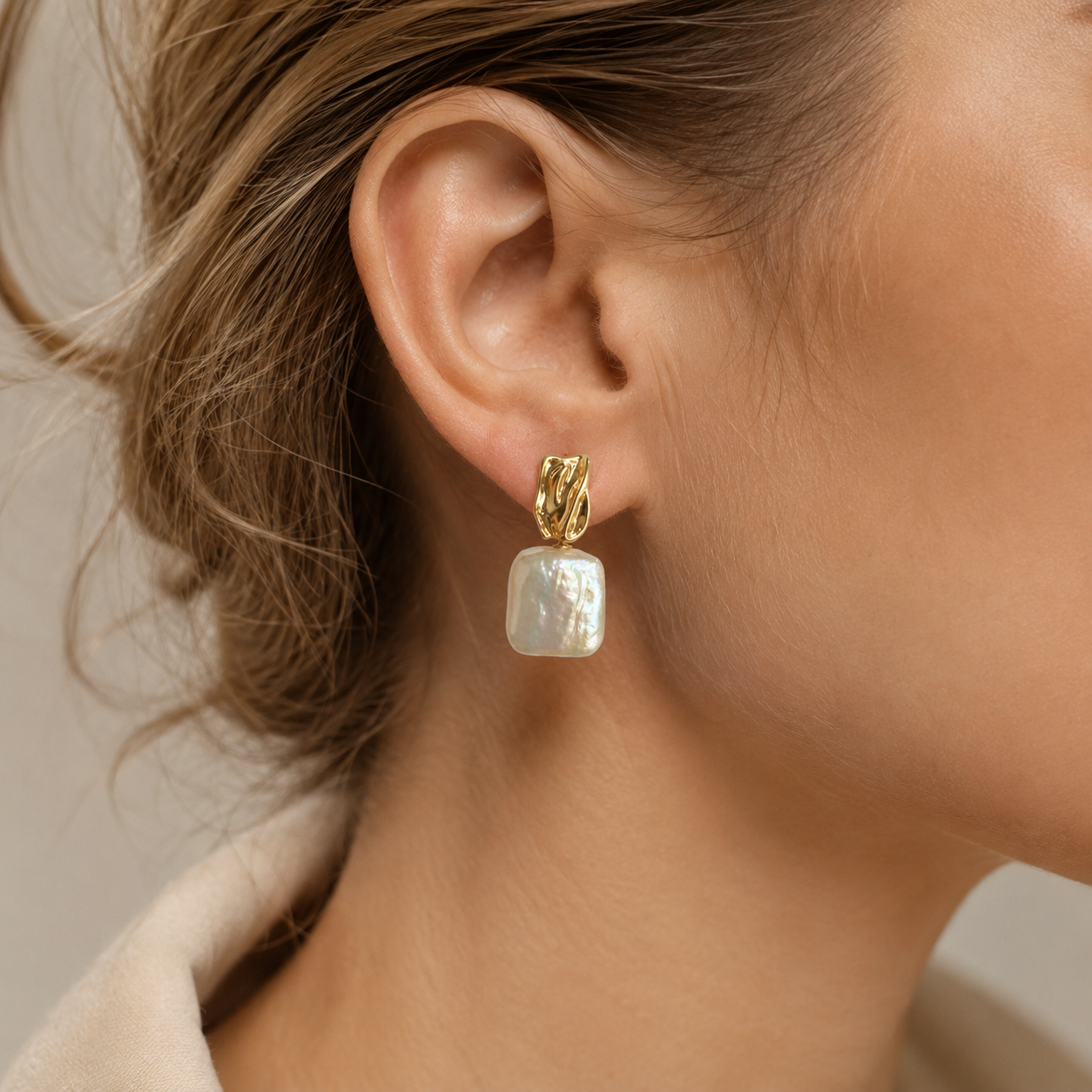 Aiah – Goldene Ohrringe mit stilvollen barocken Perlen