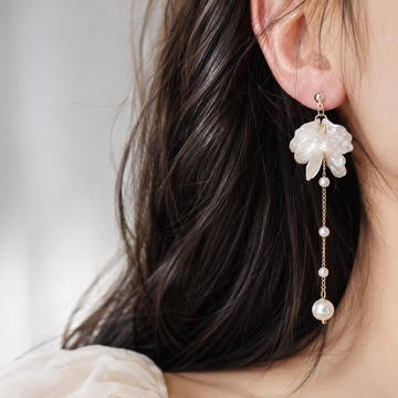 Rhia – Ohrringe mit Blumenblütenblättern, Perlen und Fransen