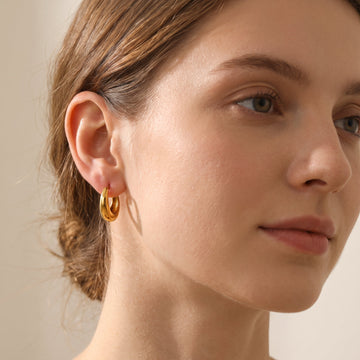 Iris – Geometrische Huggie-Ohrringe in Gold