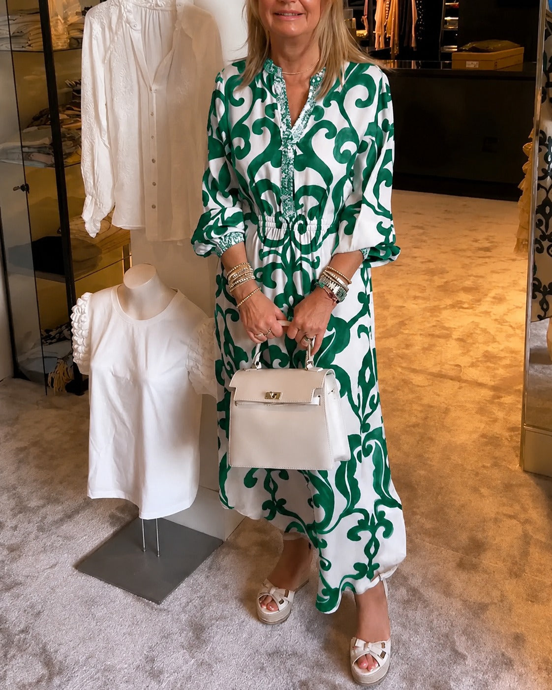 Daisie - Elegantes Kleid mit V-Ausschnitt in weiter Form