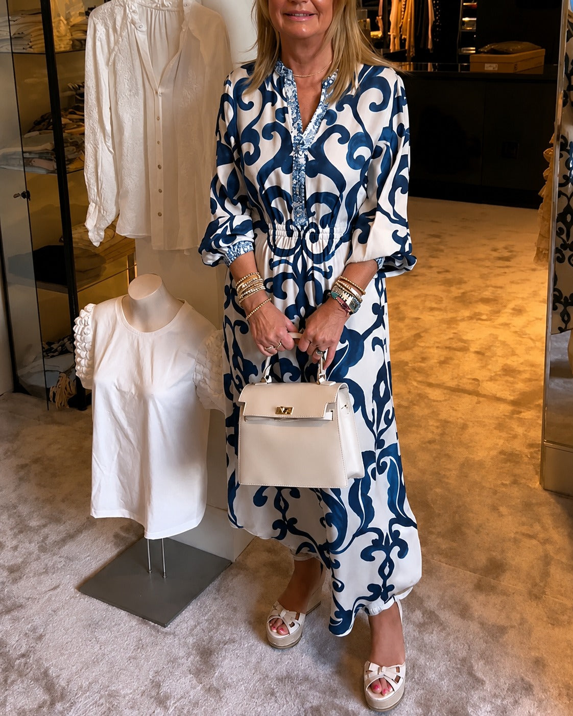 Daisie - Elegantes Kleid mit V-Ausschnitt in weiter Form