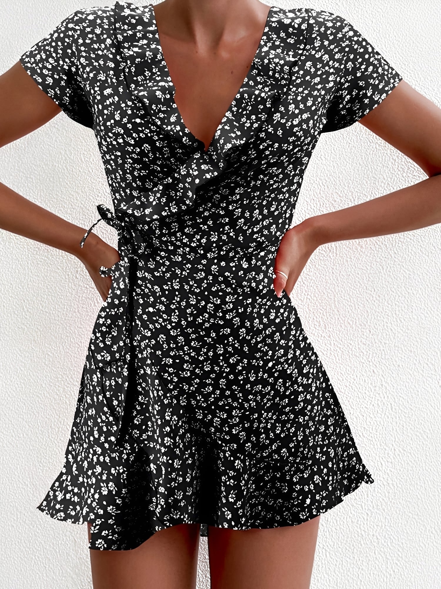 Betsy - Stilvolles Blumen-Minikleid