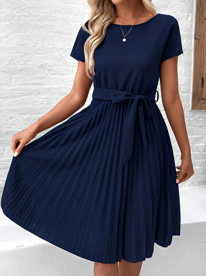 Meza - Midikleid mit Falten, Taillengürtel und kurzen Ärmeln
