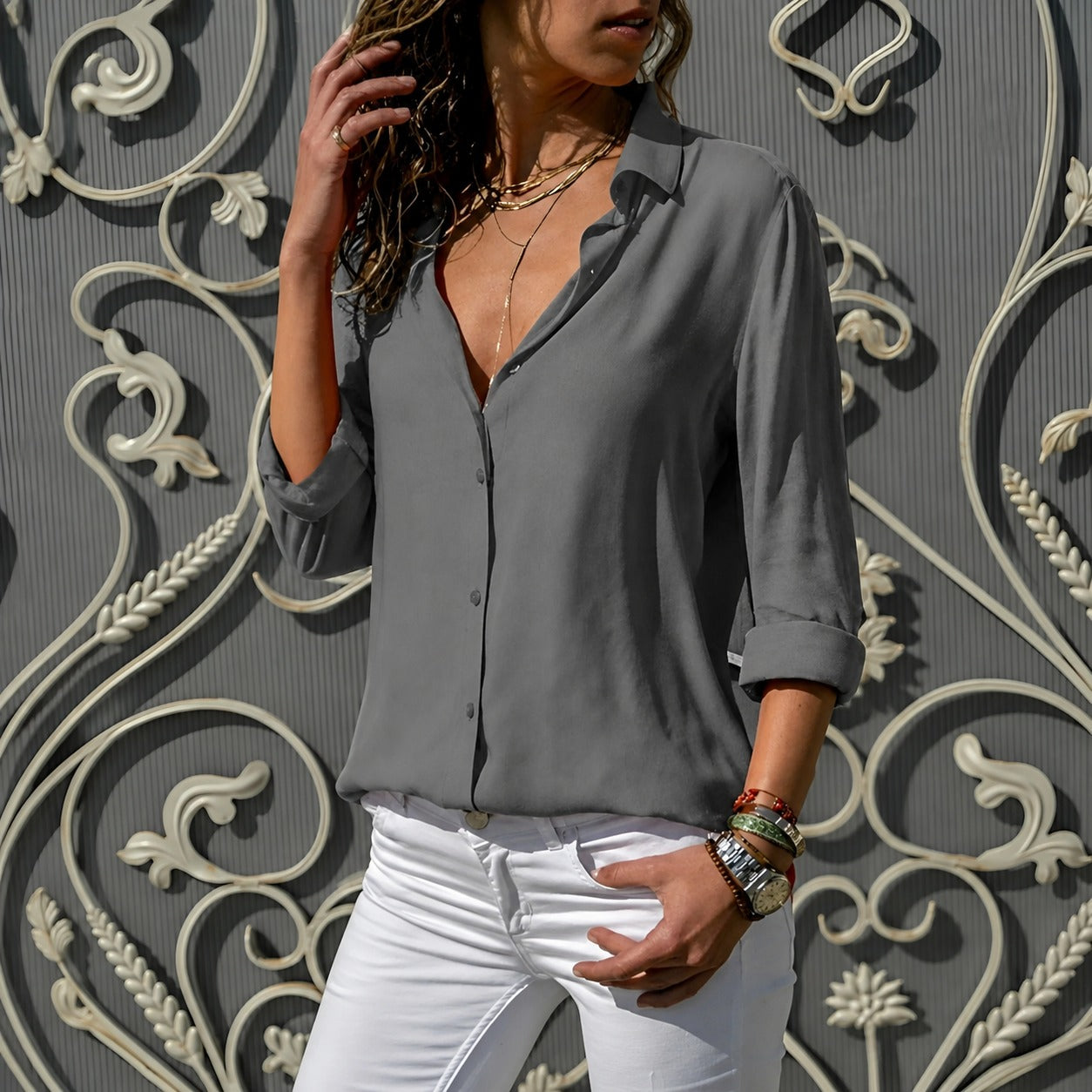 Aiah - Luftige Bluse mit V-Kragen