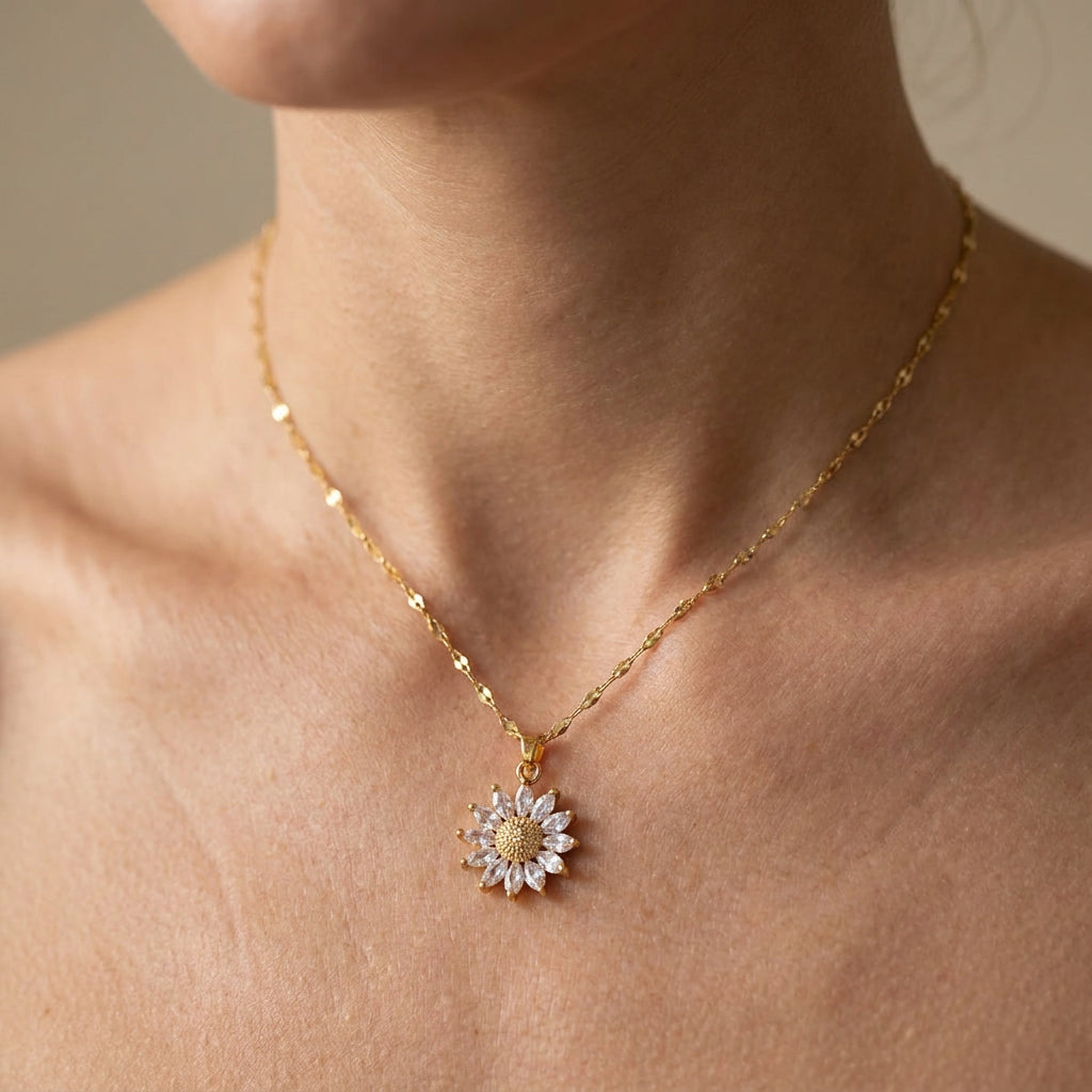 Manon – Glänzende Sonnenblumen-Halskette in Gold