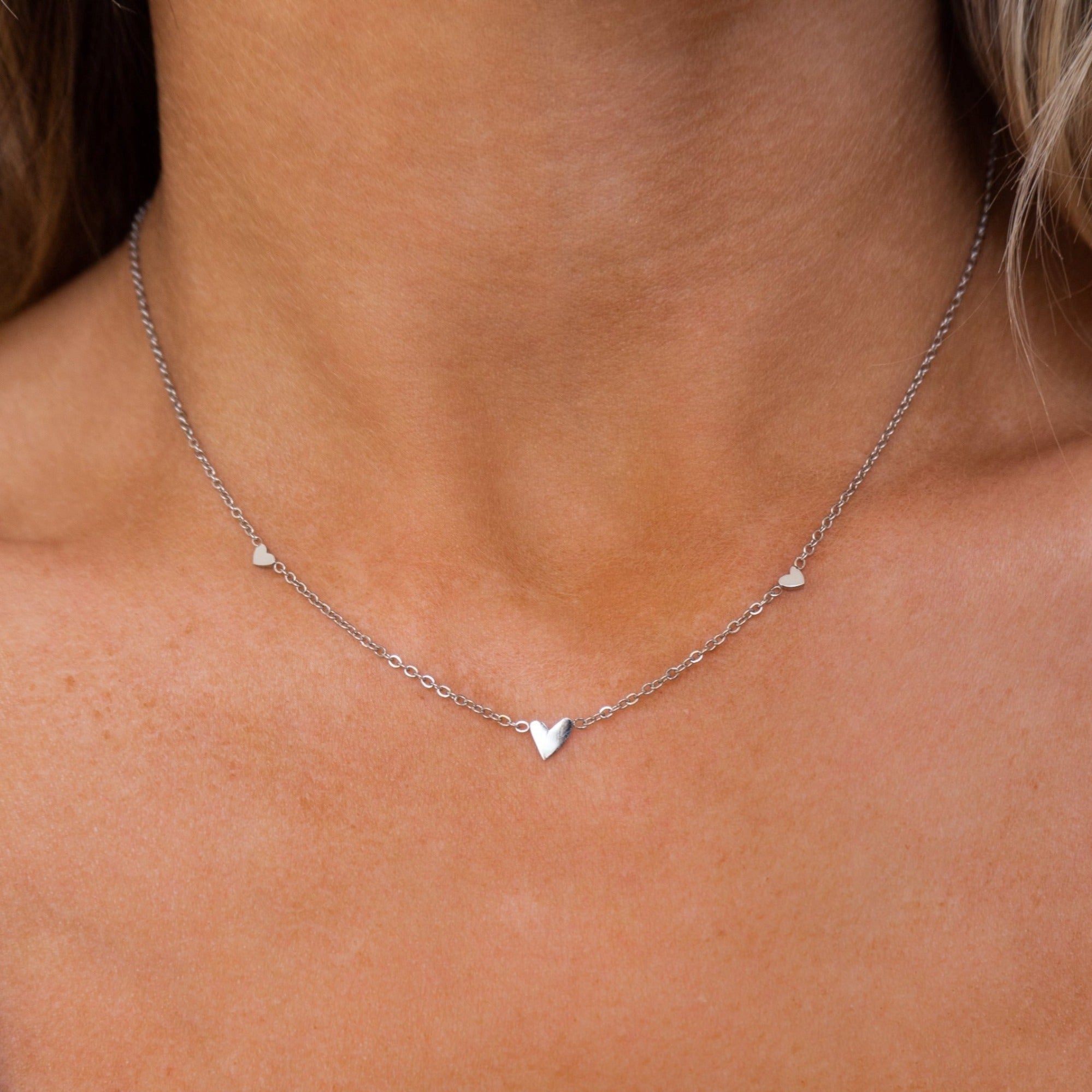 Silberne Kette mit drei Herzen