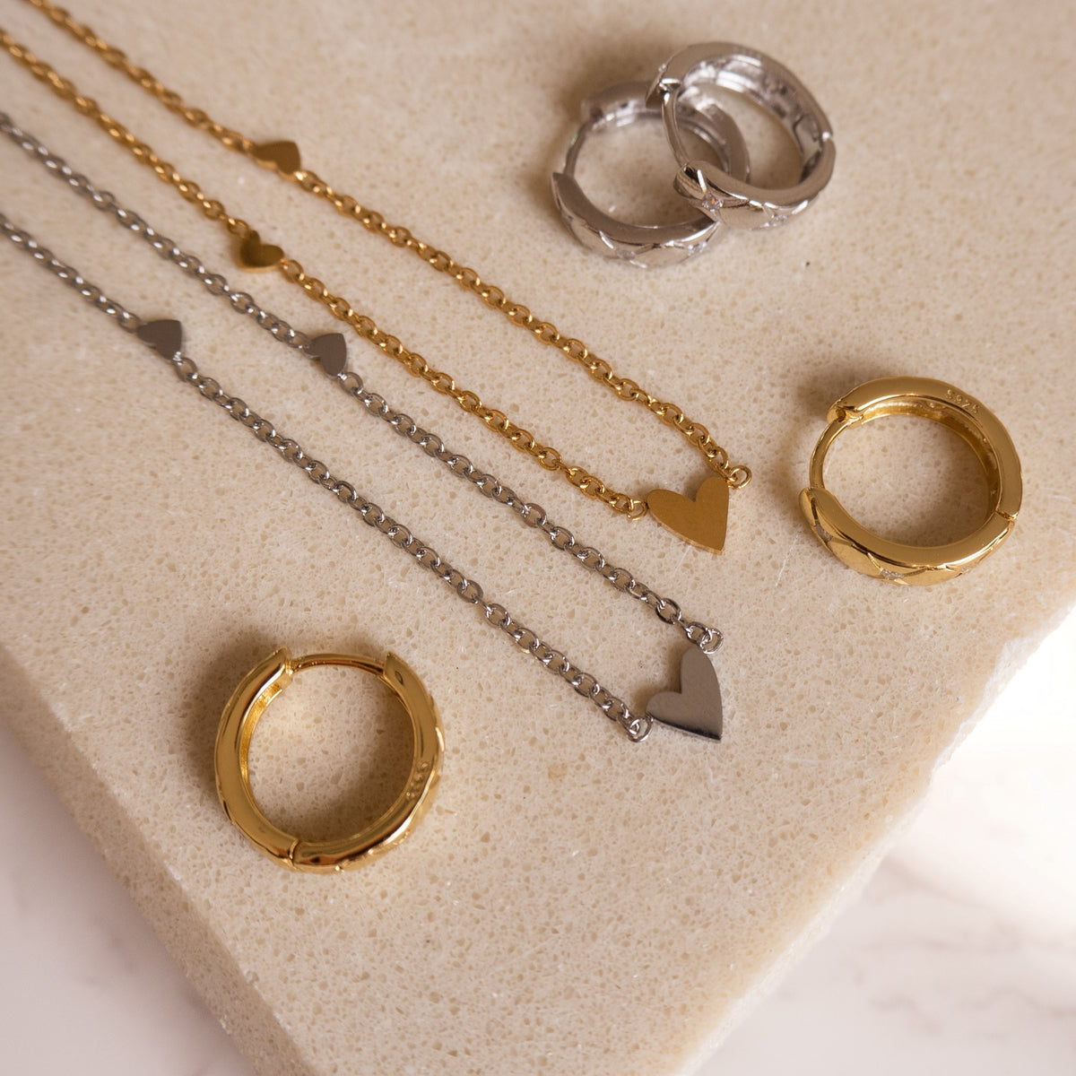 Silberne Kette mit drei Herzen