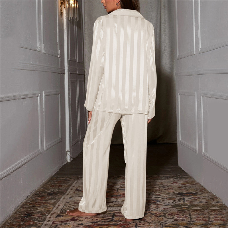 Moderner Damen-Pyjama aus sanftem Stoff