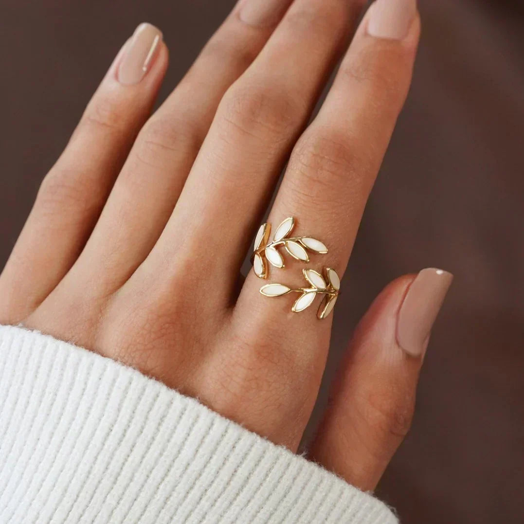 Pria – Stilvoller Ring mit weißem Opal und Blatt
