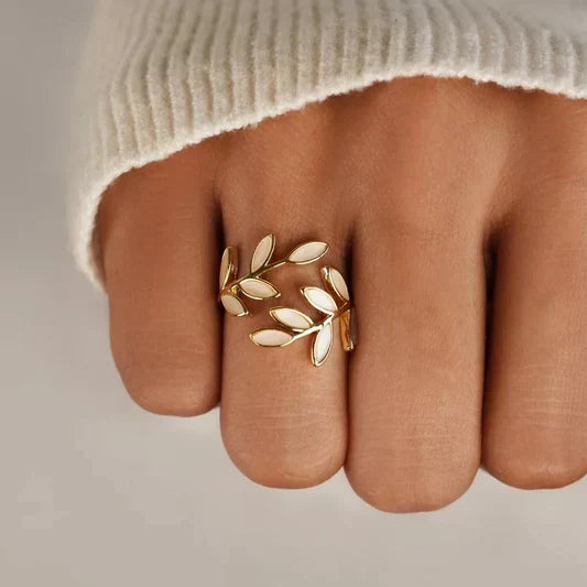 Pria – Stilvoller Ring mit weißem Opal und Blatt