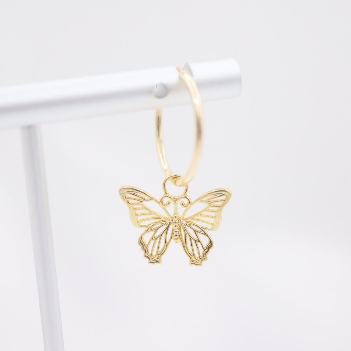 Ohrhänger mit Schmetterling - Hängende hohle Form