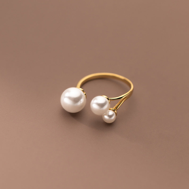 Amandine – Verstellbarer Ring mit drei Süßwasserperlen