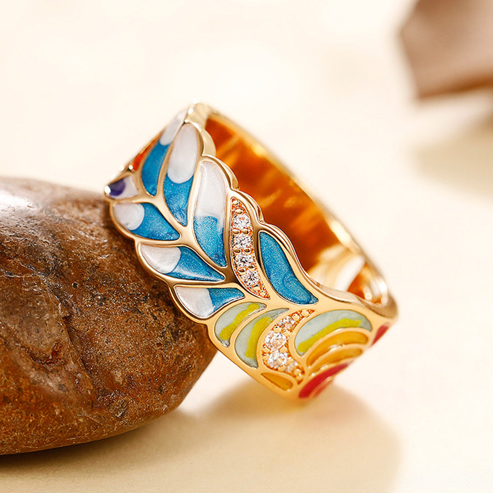 Margaux – Ring mit goldenem Motiv aus blau-weißer Keramik