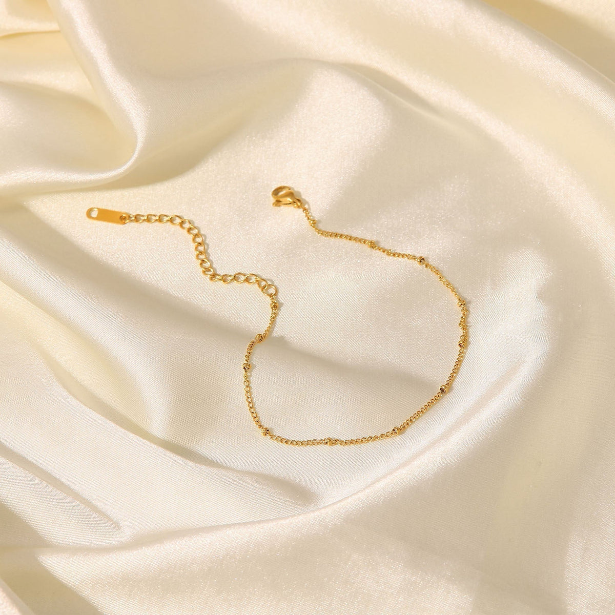 Wren – Stilvolle Goldkette für den Knöchel