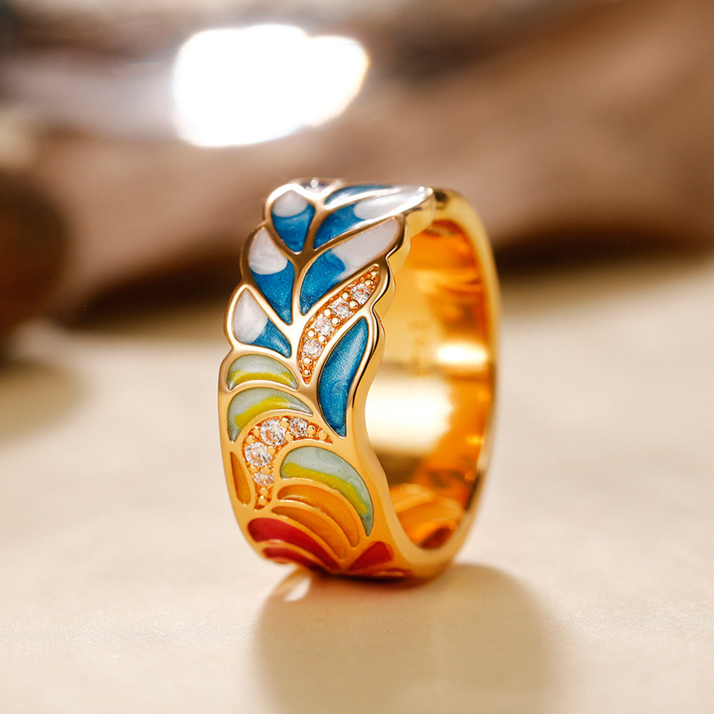 Margaux – Ring mit goldenem Motiv aus blau-weißer Keramik