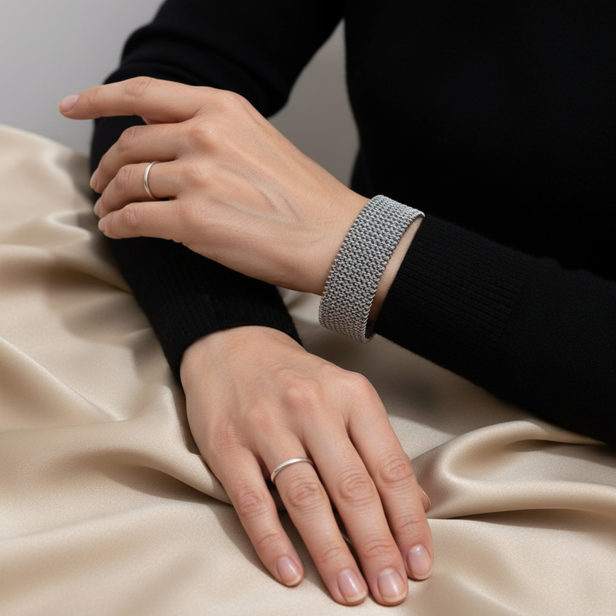 Raya – Armband aus Titanstahl mit graviertem Kabel
