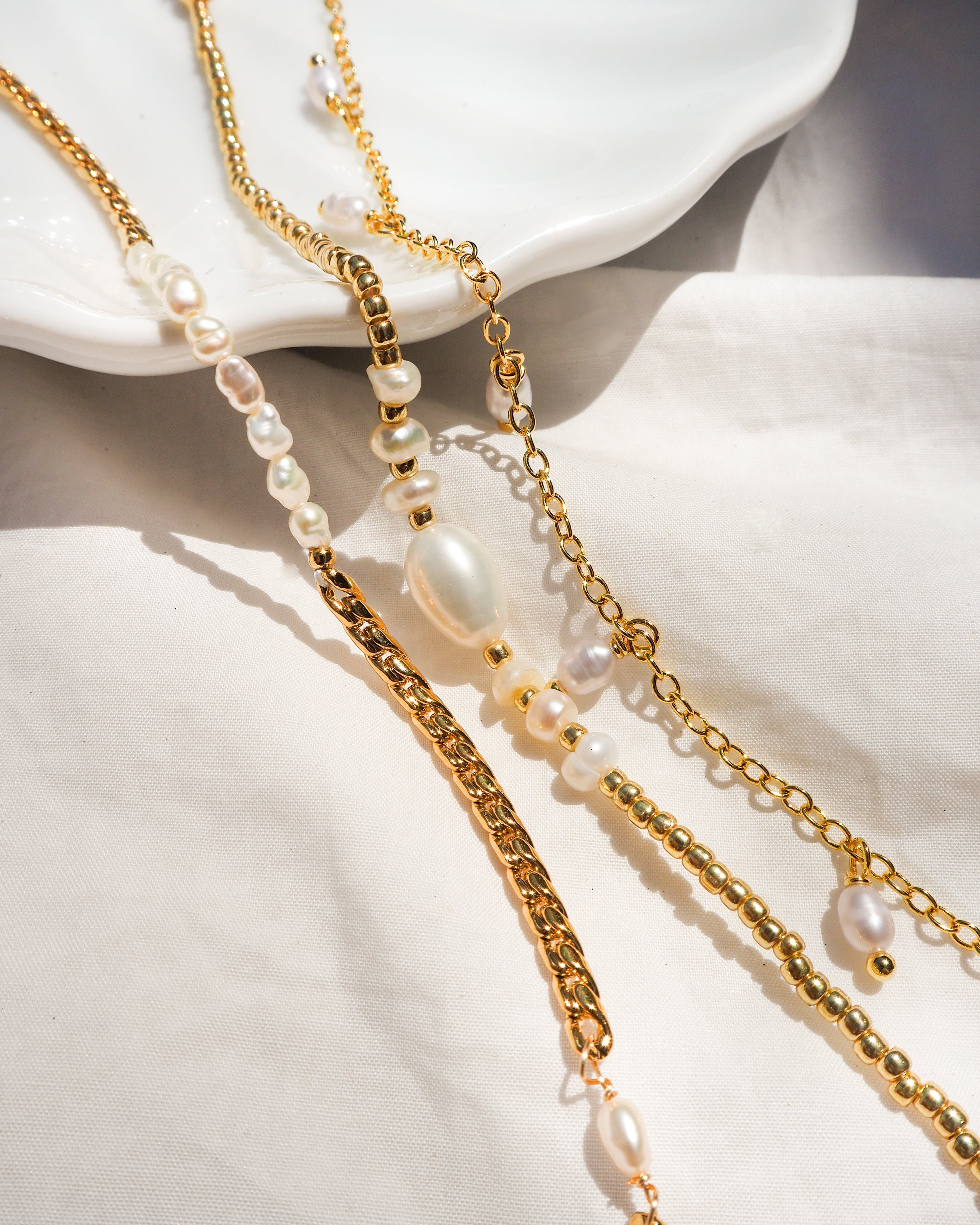 Goldene Fußkette mit Süßwasserperlen