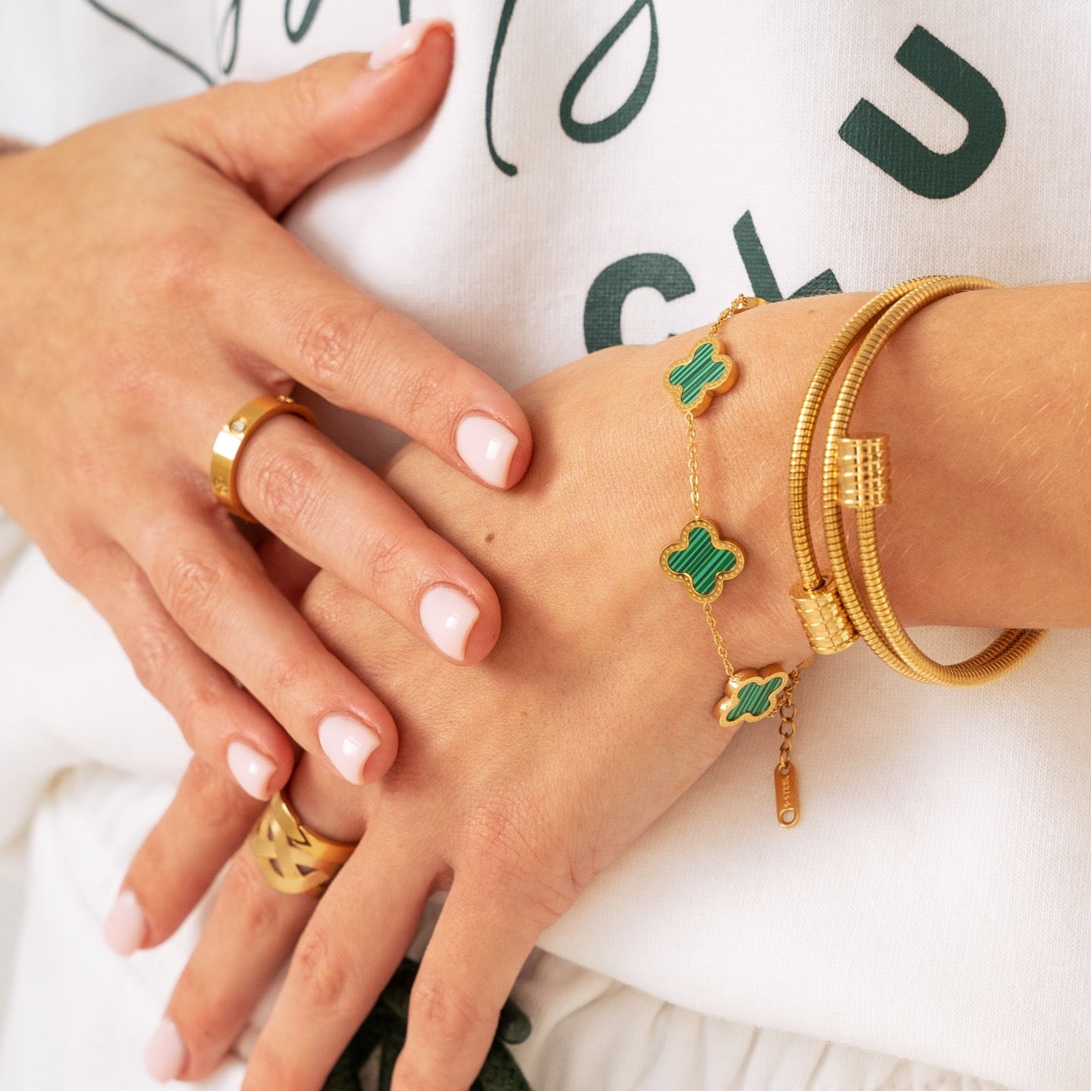 Angie – Armband mit geschwungenem Design in Gold