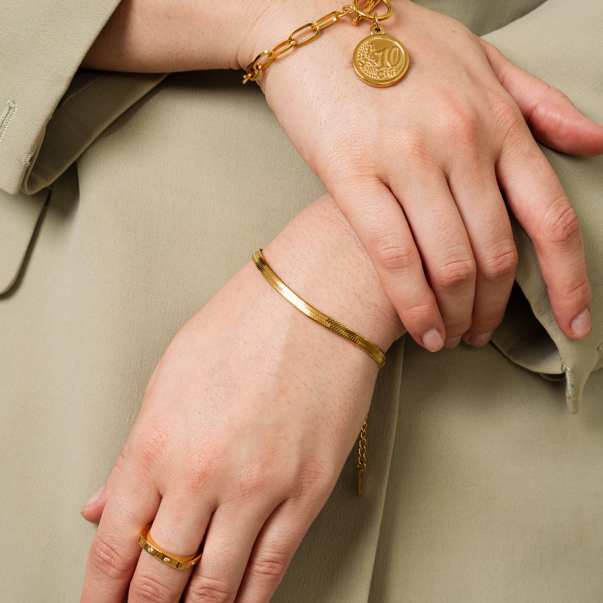 Livia – Stilvolles goldenes Schlangenarmband