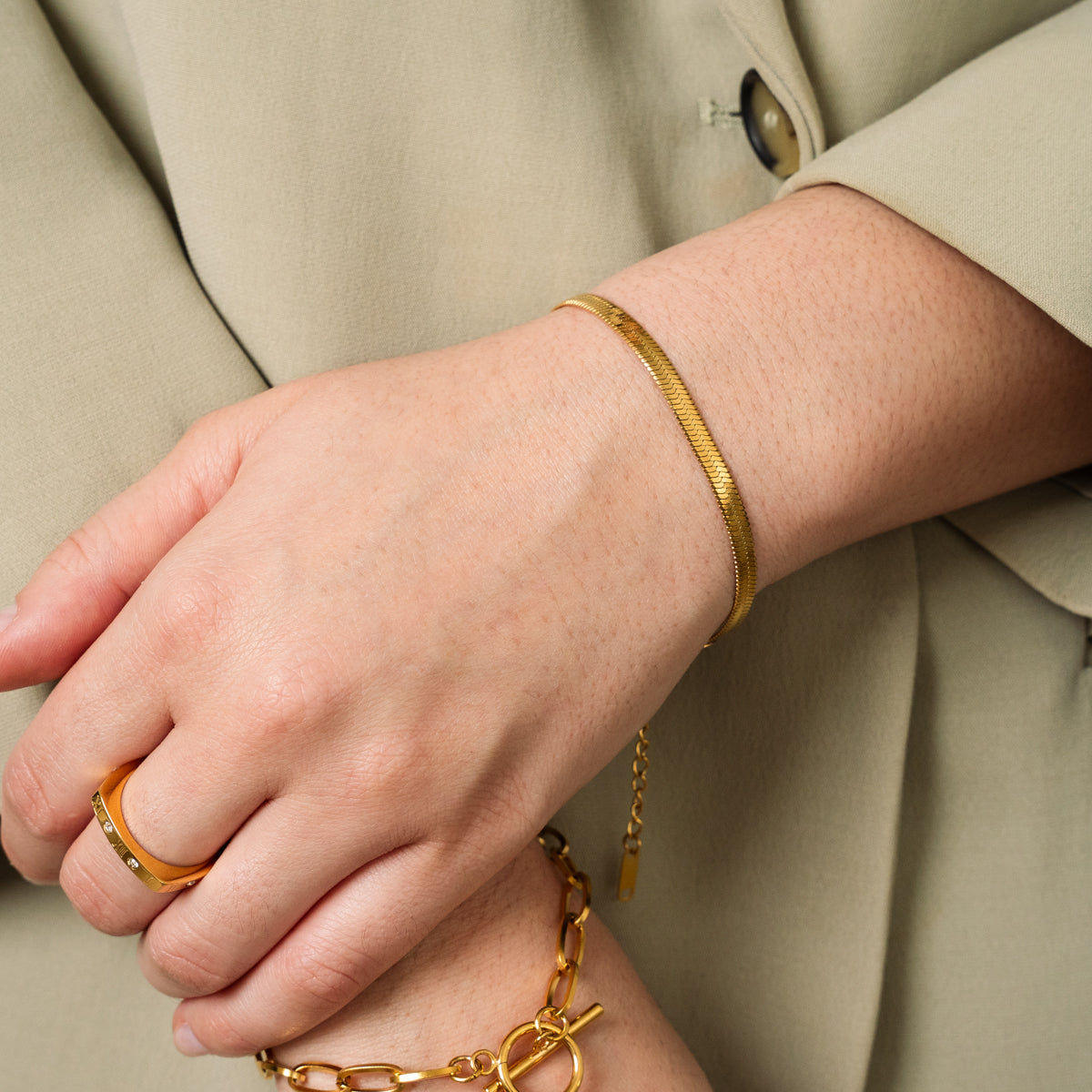 Livia – Stilvolles goldenes Schlangenarmband