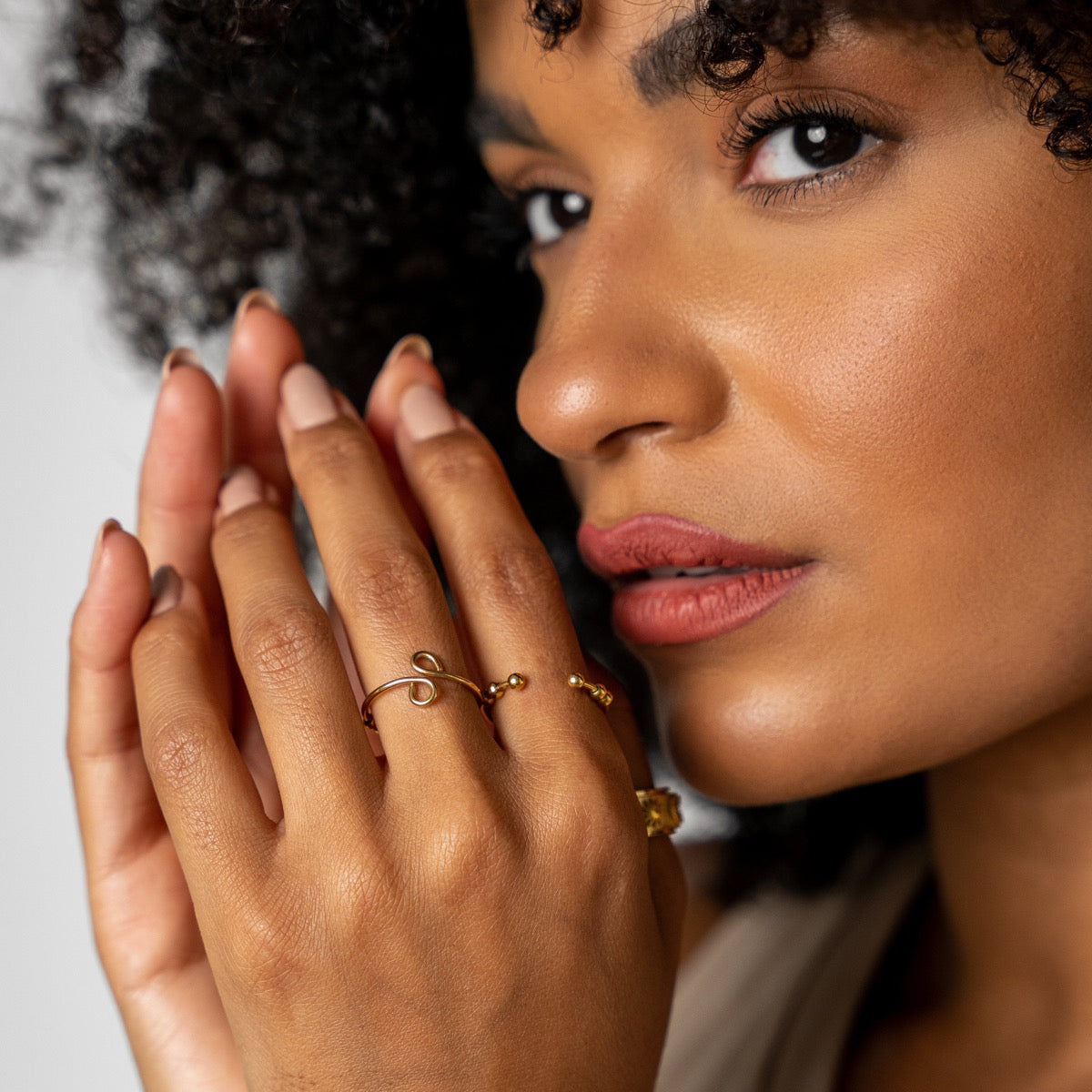 Neri – Anpassbarer Anti-Stress-Ring mit Perlen