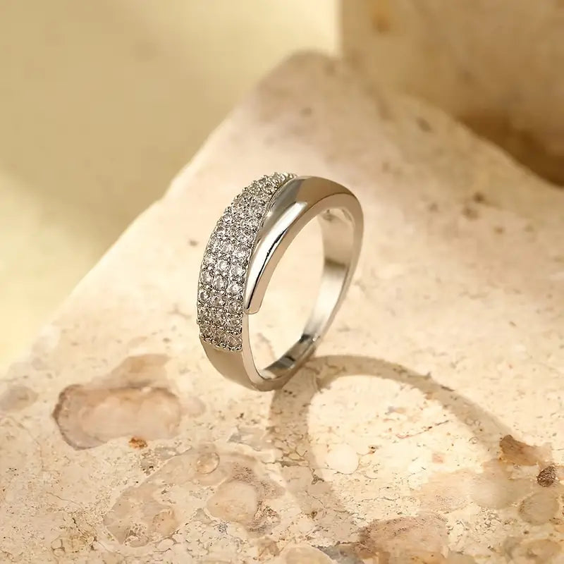 Emiko – Gelber Goldring mit strahlenden Steinen