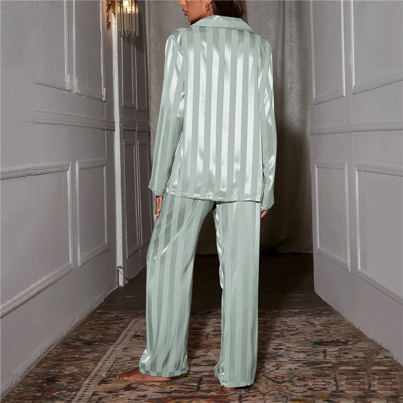 Moderner Damen-Pyjama aus sanftem Stoff