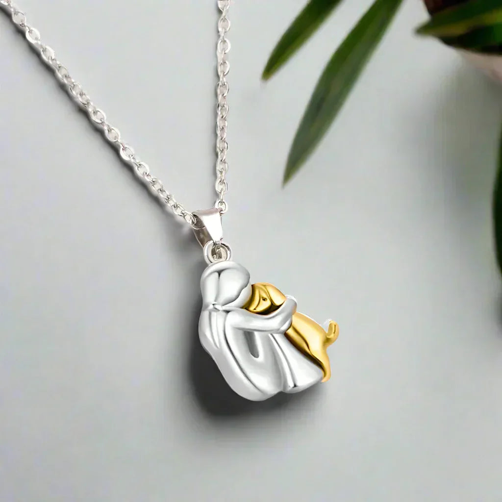 Luz – Kette mit Umarmungsanhänger