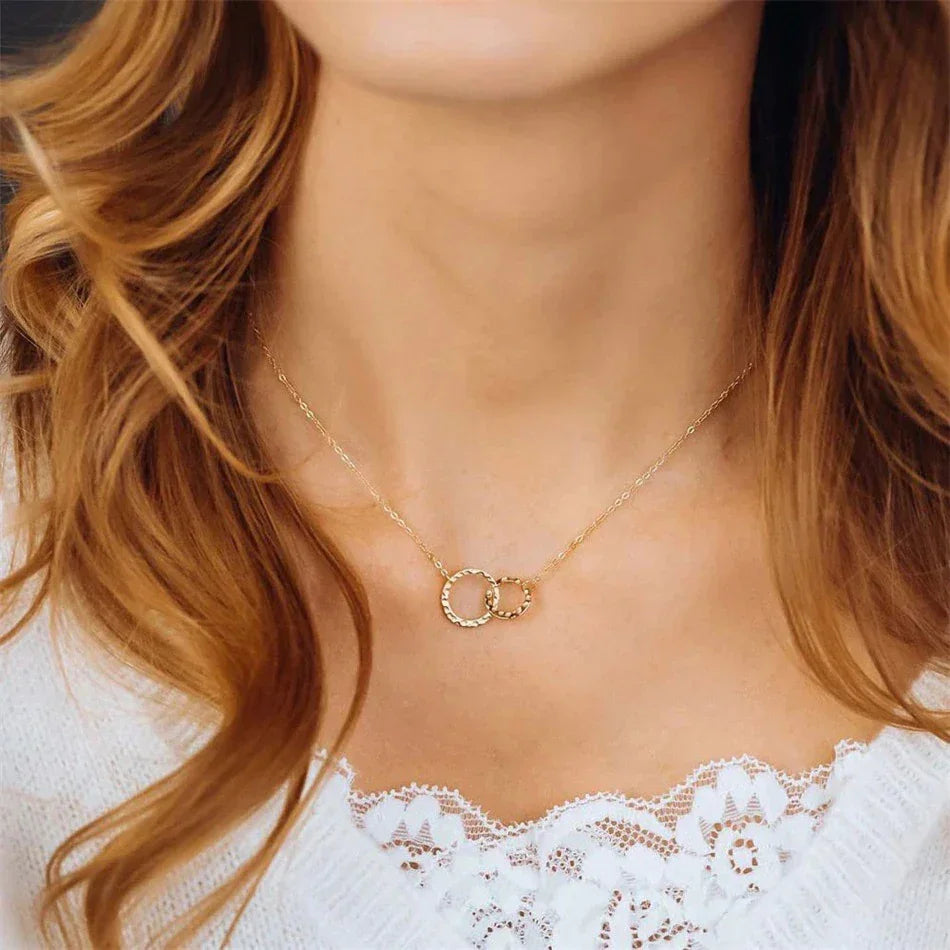 Isabelle – stilvolle Gold-Hoop-Halskette
