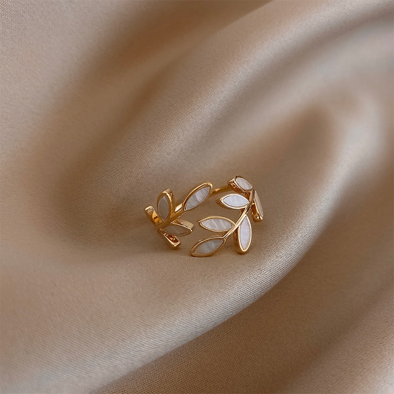 Pria – Stilvoller Ring mit weißem Opal und Blatt