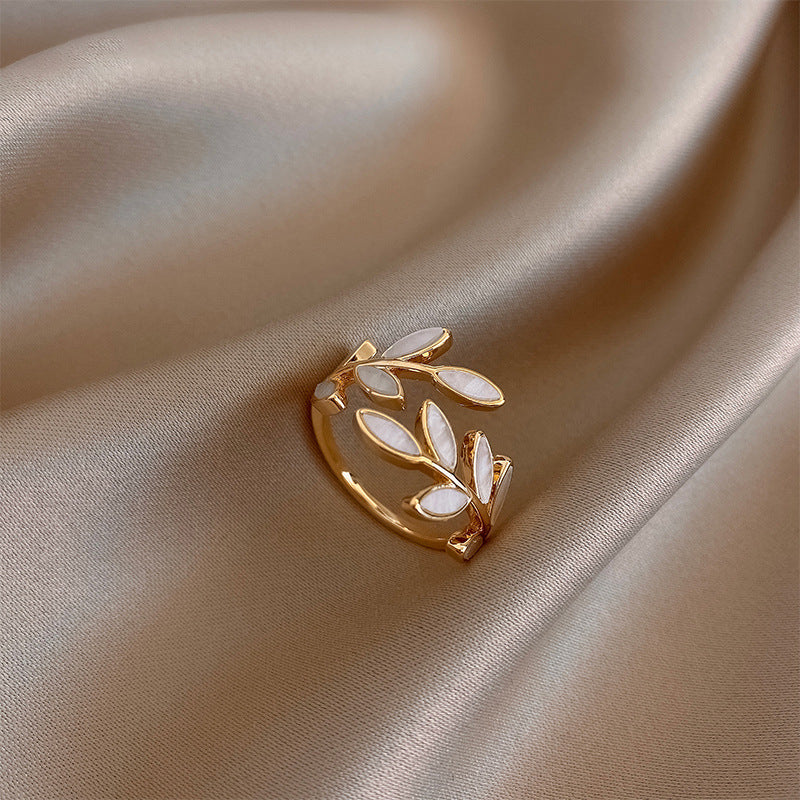 Sylvie – Offener Ring aus Silber und weißem Opal