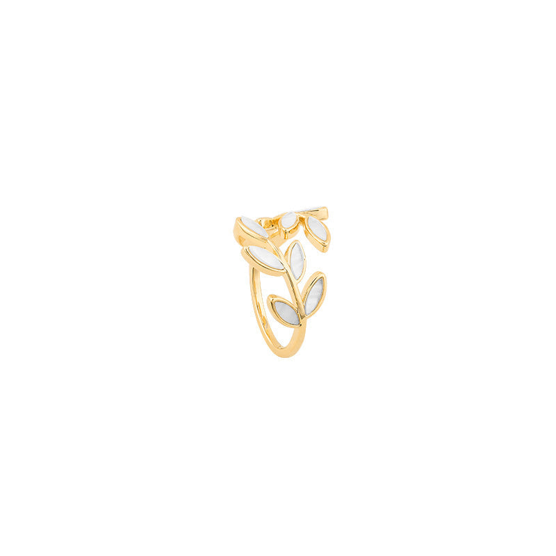 Auriane – Goldring mit Blatt und hellem Opal