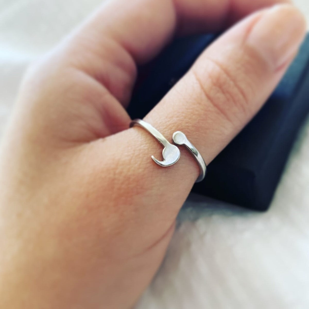Eleganter Semikolonring - Symbol der Stärke
