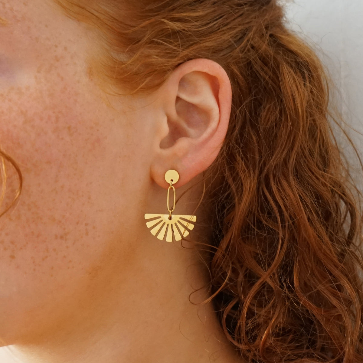Tropfenohrringe mit Blumenmotiven - Fächerdesign