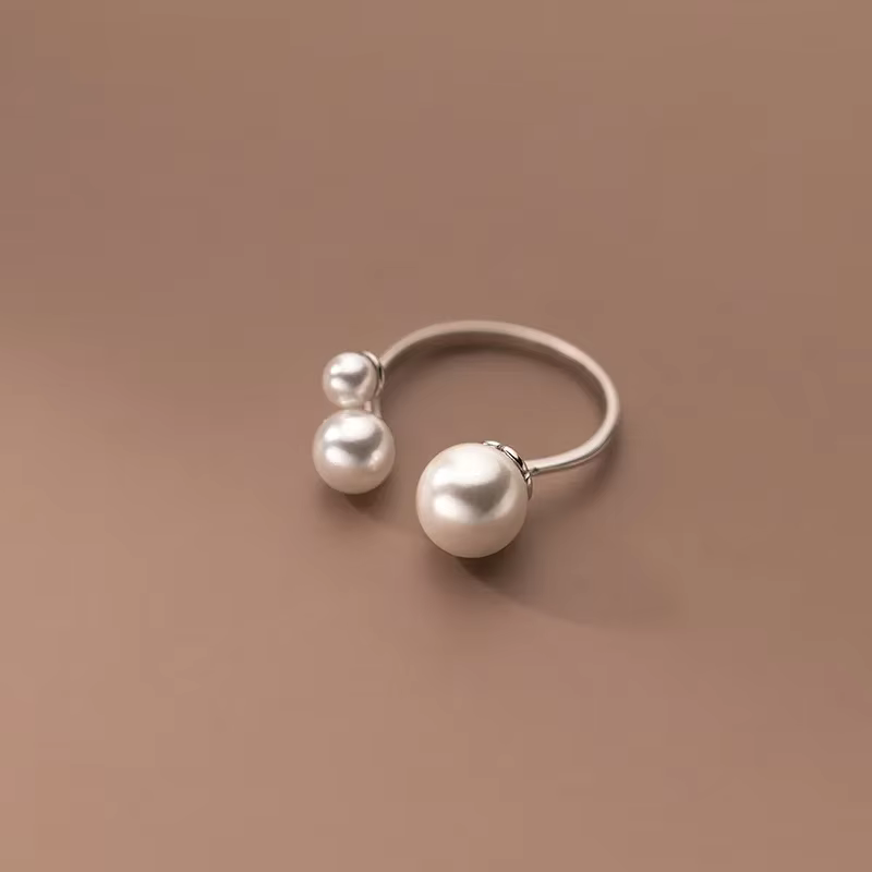 Amandine – Verstellbarer Ring mit drei Süßwasserperlen