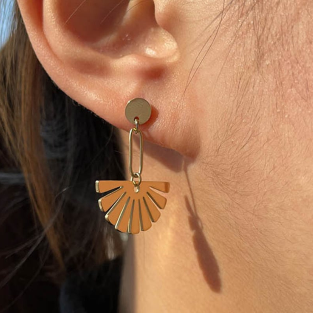 Tropfenohrringe mit Blumenmotiven - Fächerdesign