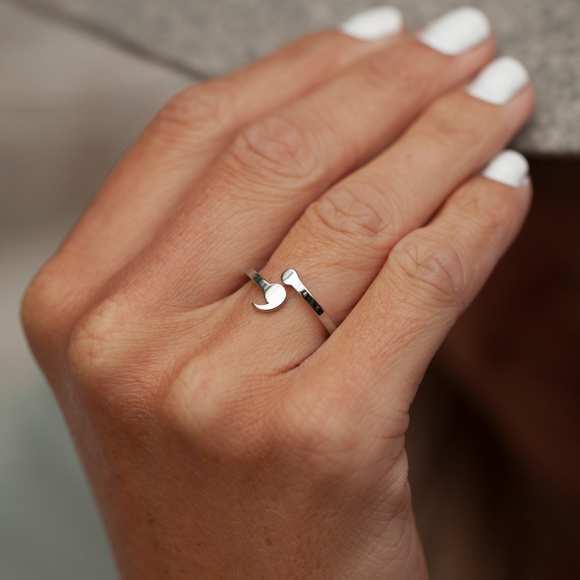 Eleganter Semikolonring - Symbol der Stärke