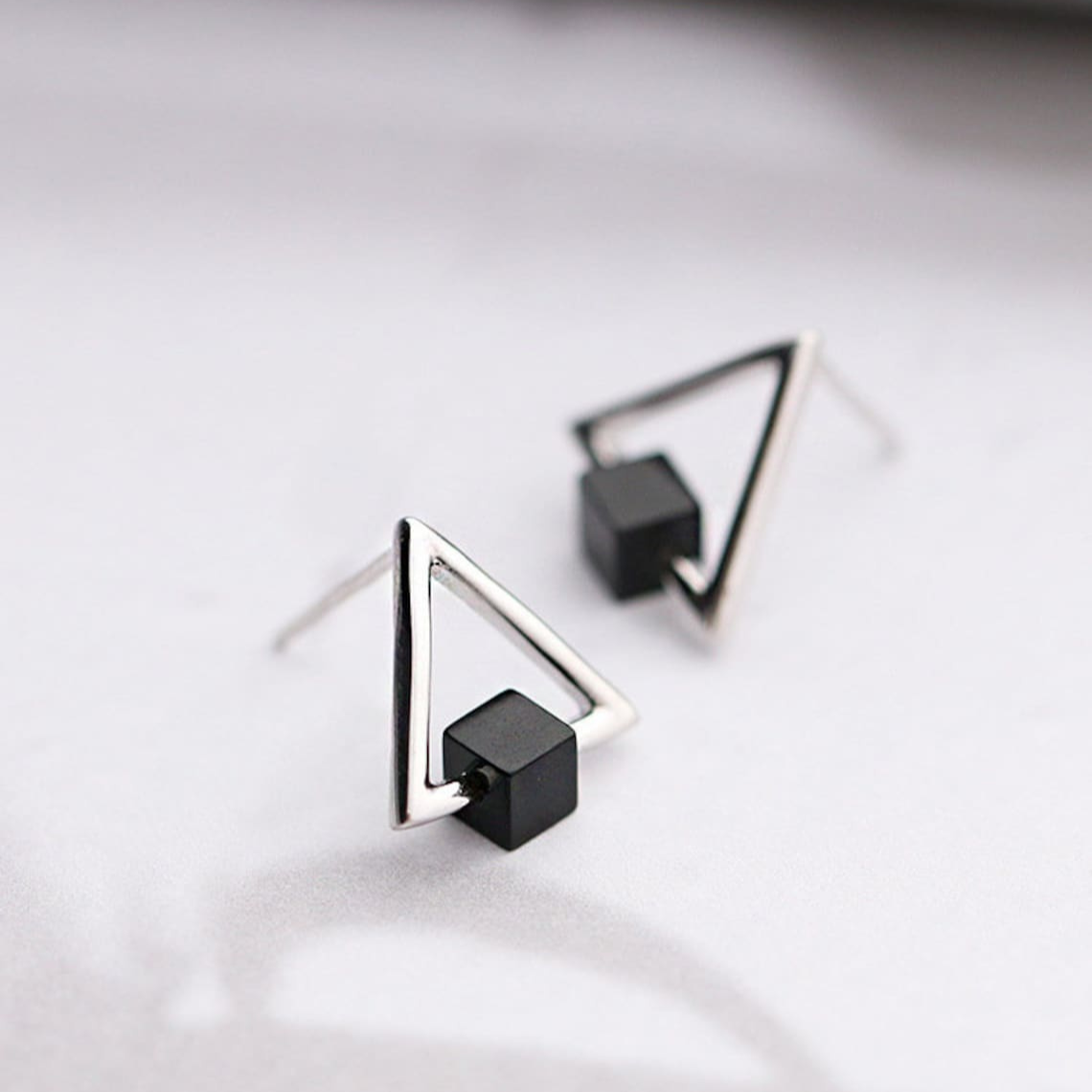 Geometrisches Dreieck - Ohrringe mit schwarzen Würfeln