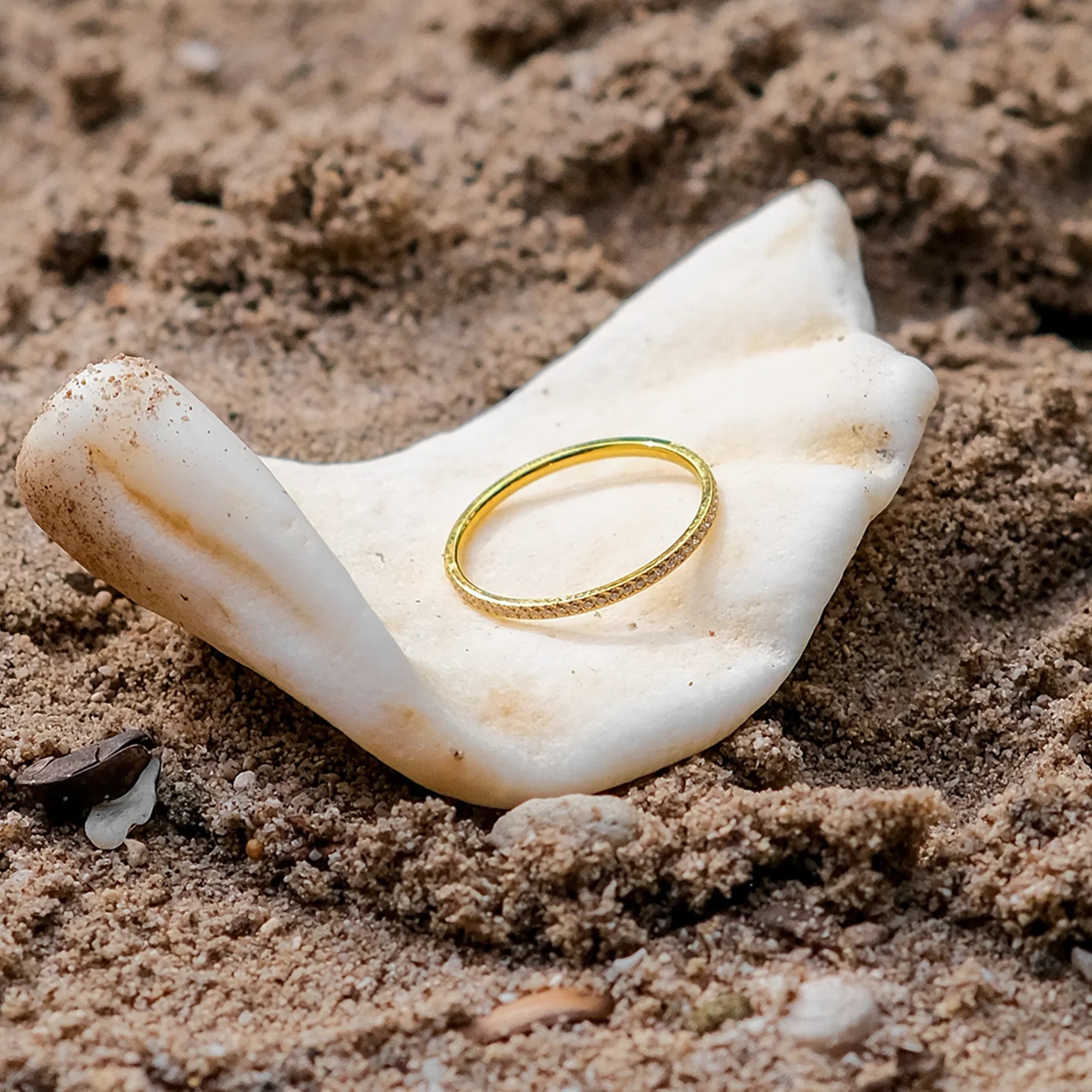 Zarra – leuchtender Pavé-Ring aus Gold