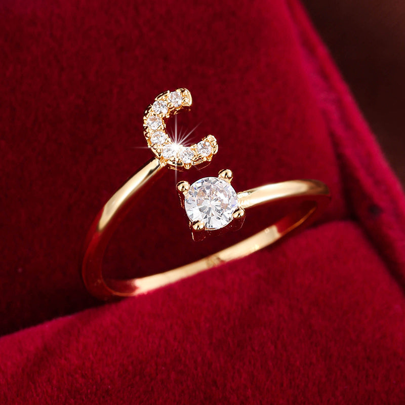 Nova – Moderner offener Ring mit Buchstaben und Zirkonia