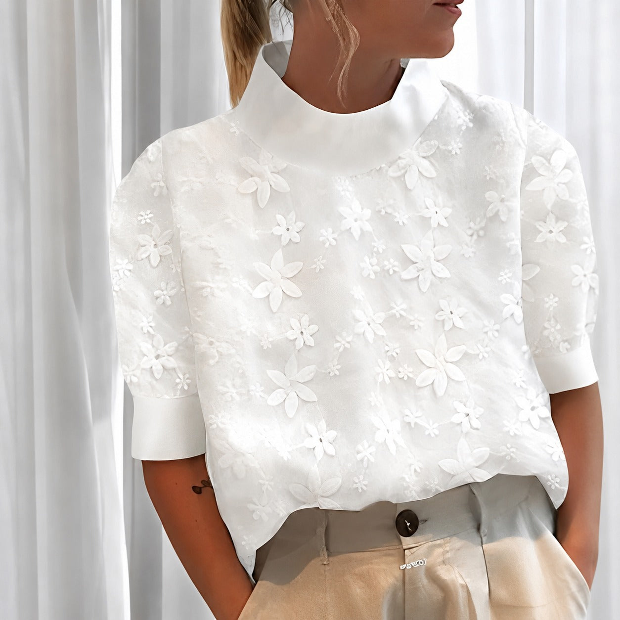 Julia - Damenbluse mit elegantem Kragen und Stickerei