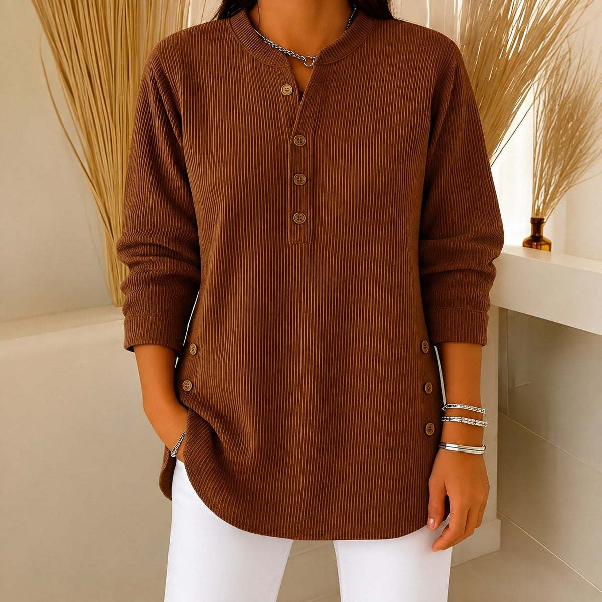 Jocelyn - Ein behaglicher Damenpullover mit Knopfdetails