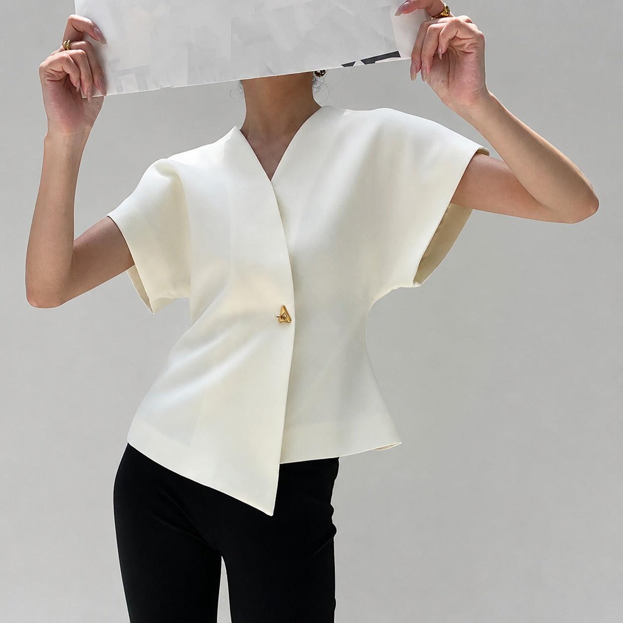 Leonie - Bluse mit V-Ausschnitt und Knöpfen