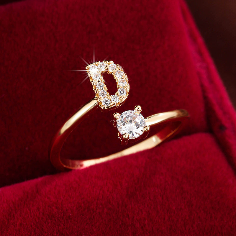 Nova – Moderner offener Ring mit Buchstaben und Zirkonia