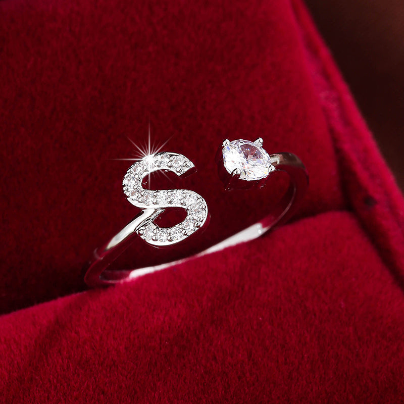 Nova – Moderner offener Ring mit Buchstaben und Zirkonia